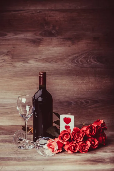 Червоний Пляшку Вина Дві Склянки Вина Троянди Кохання Повідомлення Дерев — стокове фото