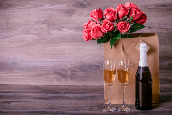 Saint Valentin Champagne Verres Vin Roses Rouges Dans Sac Papier — Photo