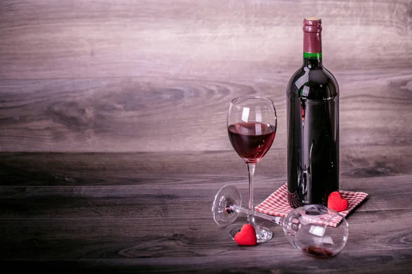 Botella Vino Tinto Dos Copas Vino Con Decoración Corazones Rojos — Foto de Stock