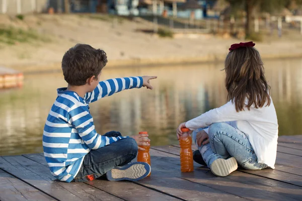 Mädchen Und Jungen Spielen Bei Sonnenuntergang Strand Die Erste Liebe — Stockfoto