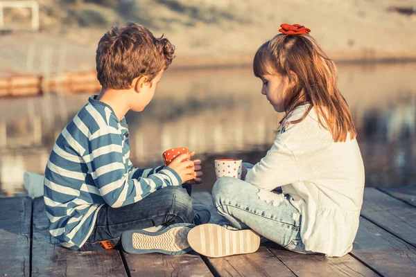 Kız Erkek Sahilde Günbatımı Anda Oynamak Aşkım Mutlu Çocuklar Çay — Stok fotoğraf
