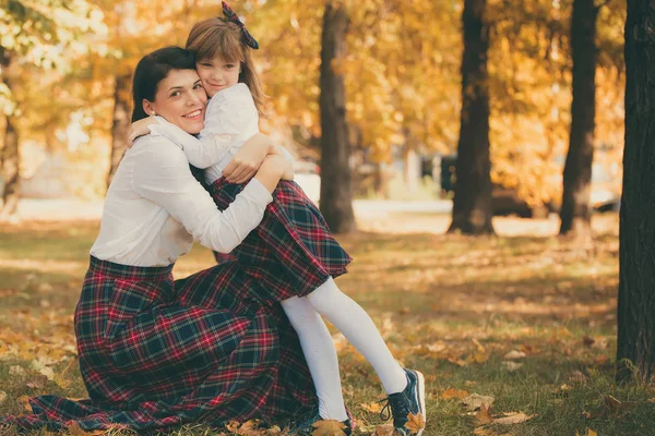 Abraçando Mãe Filha Desfrutando Juntos Livre Belo Dia Outono Eles — Fotografia de Stock