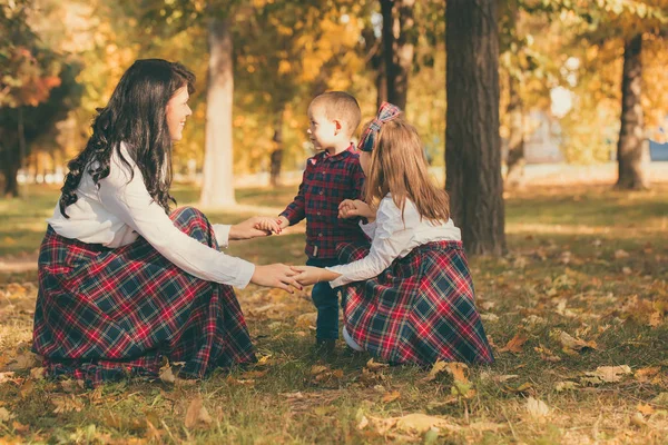 Bela Mãe Sorridente Brincando Com Seus Filhos Parque Outono Eles — Fotografia de Stock