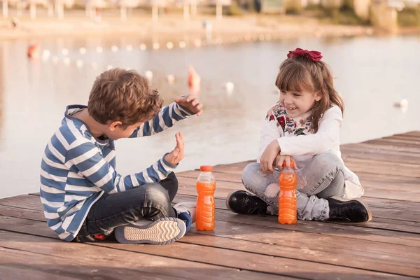 Kız Erkek Sahilde Günbatımı Anda Oynamak Aşkım Mutlu Çocuklar Göle — Stok fotoğraf