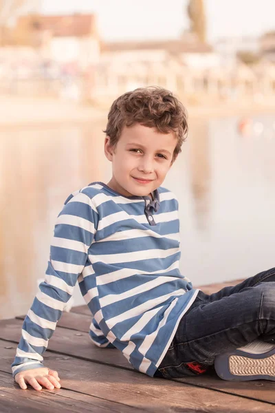 Retrato Menino Bonito Enquanto Sentado Junto Rio Desfrutar Belo Pôr — Fotografia de Stock