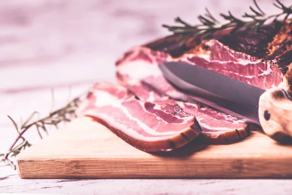 Bacon Affumicato Molto Delizioso Con Rosmarino Coltello Uno Sfondo Rustico — Foto Stock