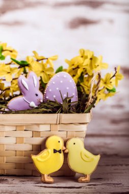 Güzel sırlı Paskalya gingerbread çerezleri civciv ahşap masa üzerinde. Tavşan ve yumurta. Tebrik kartı. Yukarıdan görüntüleyin. Kopya alanı.