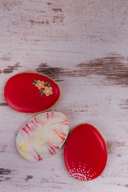 Ahşap tablo Easter gingerbread çerezleri. Yumurta. Tebrik kartı. Yukarıdan görüntüleyin. Kopya alanı.