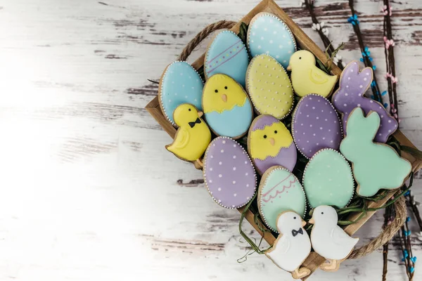 Biscoitos Gengibre Páscoa Mesa Madeira Belos Coelhos Vidrados Galinhas Ovos — Fotografia de Stock