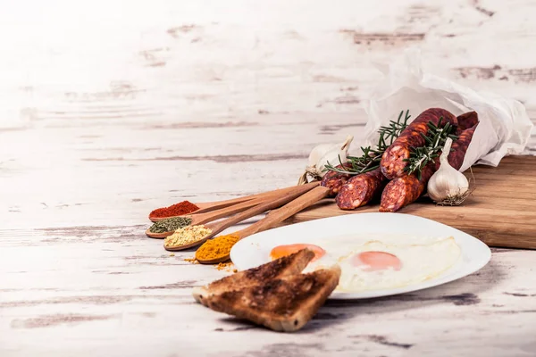 Salsiccia Con Rosmarino Uova Fritte Spezie Cucchiai Uno Sfondo Rustico — Foto Stock