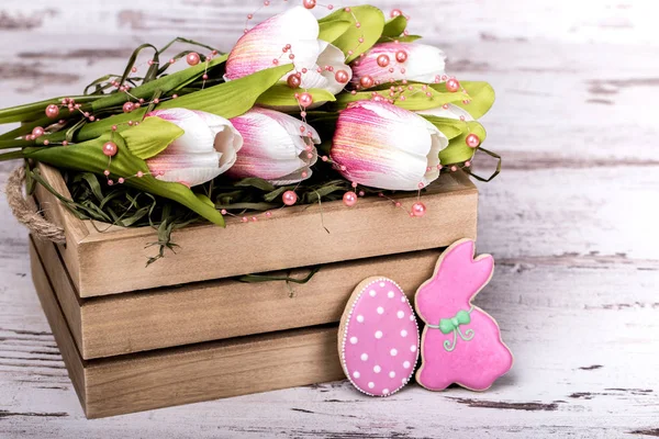 Biscoitos Gengibre Páscoa Caixa Com Belo Buquê Tulipas Mesa Madeira — Fotografia de Stock