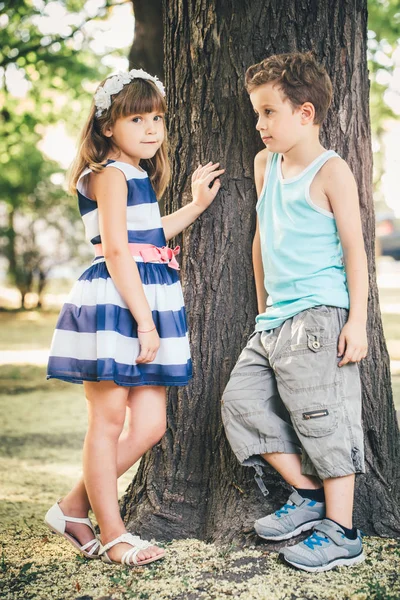 Primeiro Amor Menino Doce Menina Feliz Lado Árvore Parque Divertindo — Fotografia de Stock