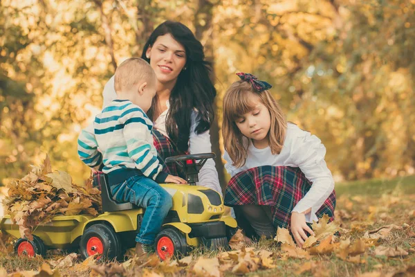 Mãe Sorridente Doughter Filho Pequeno Brincando Juntos Parque Outono Eles — Fotografia de Stock