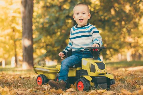 Pequeno Menino Feliz Criança Dirigindo Caminhão Brinquedo Parque Livre — Fotografia de Stock