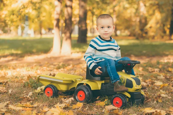 Pequeno Menino Feliz Dirigindo Caminhão Brinquedo Parque Livre — Fotografia de Stock