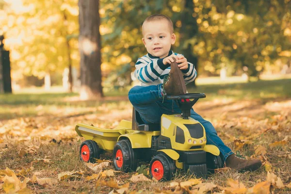 Kis Boldog Fiú Tipegő Szabadban Park Egy Játék Teherautó Vezetés — Stock Fotó