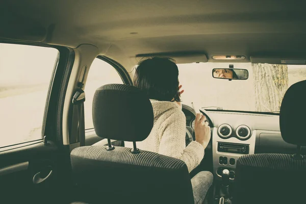 Mujer Joven Conduciendo Coche Sorprendido Por Tener Accidente Tráfico — Foto de Stock