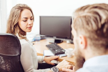 Office ve patron noktasına saat gösteren zaman son tarih iş için çalışmak için patron tarafından azarlanıyor kadın.