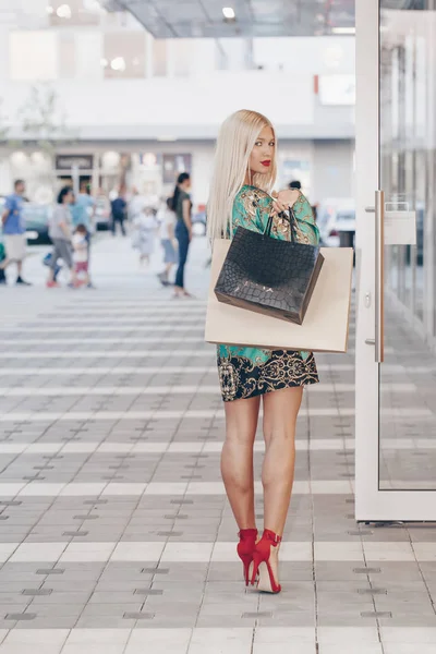 Mujer Joven Hermosa Feliz Con Bolsas Compras Centro Comercial —  Fotos de Stock