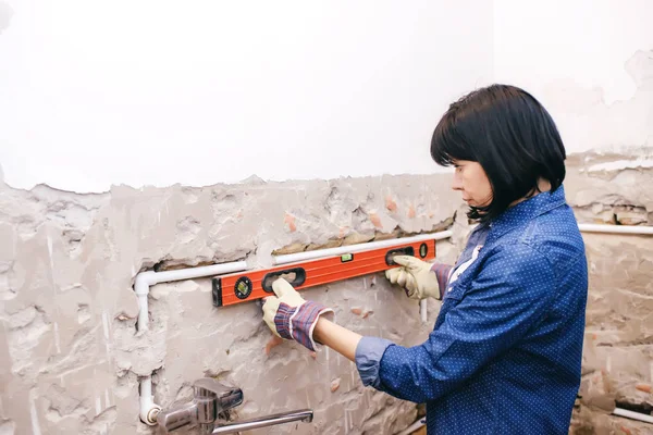 Clever Woman Repairing Her Bathroom Sink Pipe Positive Attitude Woman — Stock Photo, Image