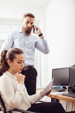 Başarılı takım çalışması: genç erkek ve kadın, bir rapor birlikte bir Danışma ofisi danışmanlık