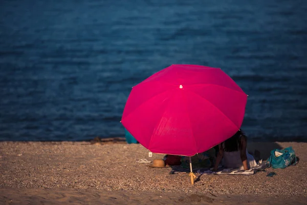 Вид Сзади Счастливой Пары Наслаждающейся Пляжным Отдыхом — стоковое фото