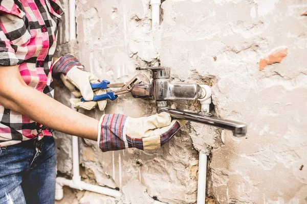 Close Van Vrouwelijke Loodgieter Handschoenen Met Slagmoersleutels Herstelt Buizen Sanitair — Stockfoto