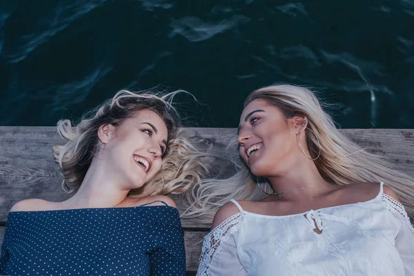 Amigos Divirtiéndose Aire Libre Dos Hermosas Chicas Tumbadas Junto Río — Foto de Stock