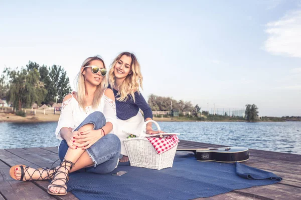 Sommerzeit Schöne Junge Mädchen Genießen Guter Laune Und Picknick Strand — Stockfoto