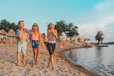 Eğleniyor yaparken mutlu çocuk portresi sahilde yürüyüş