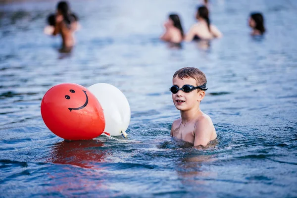 Ευτυχισμένο Παιδί Παίζοντας Και Κολύμπι Στη Θάλασσα Μπαλόνια Καλοκαιρινές Διακοπές — Φωτογραφία Αρχείου