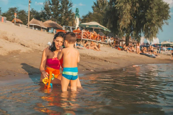 Niño Tres Años Jugando Con Juguetes Playa Con Madre Playa — Foto de Stock