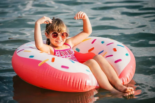 Gelukkig Klein Meisje Speelt Met Opblaasbare Ring Water Hete Zomerdag — Stockfoto