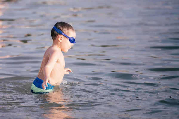 幸せな子供の演奏と水泳メガネと海へ泳ぎに 夏の休暇の概念 — ストック写真