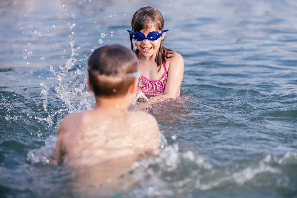 海で遊んでいる幸せな子供たち 子供たちは屋外で楽しんでいます 夏休みと健康的なライフスタイルのコンセプト — ストック写真