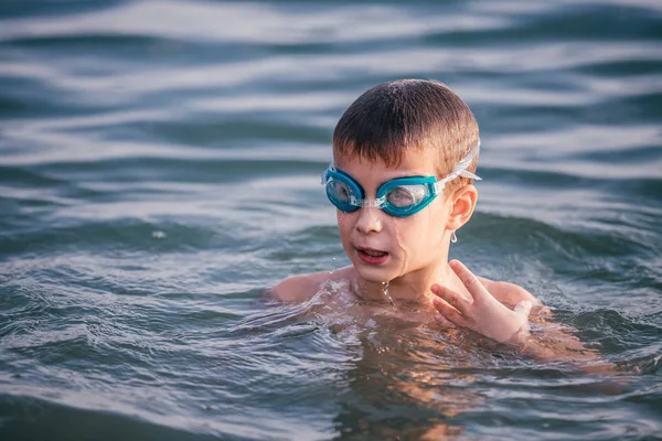 幸せな子供の演奏と水泳メガネと海へ泳ぎに 夏の休暇の概念 — ストック写真