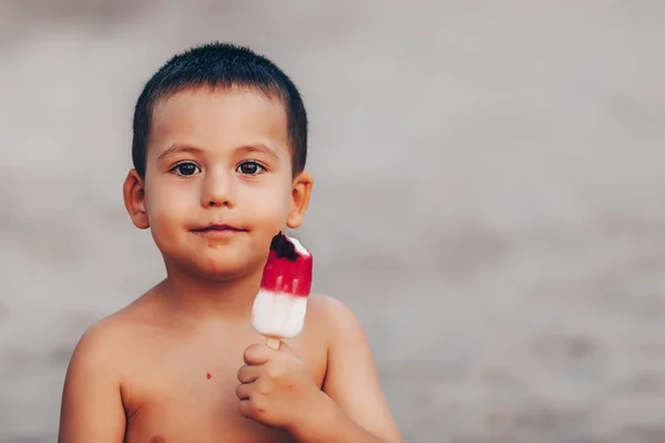 Sevimli Yürümeye Başlayan Çocuk Yemek Dondurma Kirli Yüzü Kumlu Plajda — Stok fotoğraf