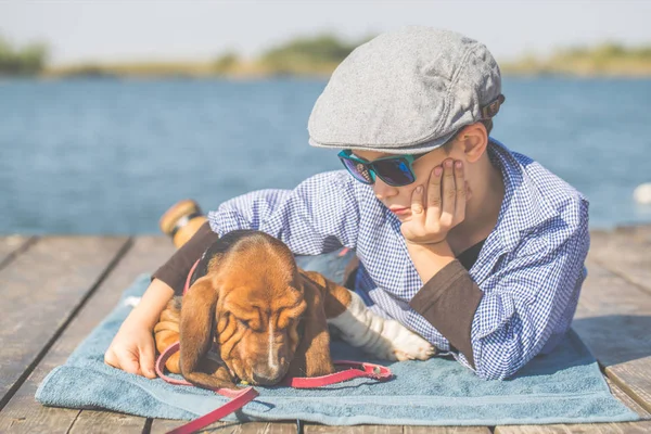 Piccolo Ragazzo Carino Con Cappello Sdraiato Vicino Fiume Con Suo — Foto Stock