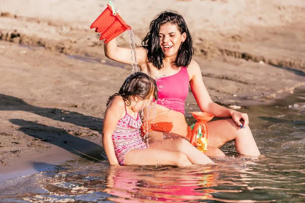 Gelukkig Meisje Spelen Met Speelgoed Van Strand Water Met Moeder — Stockfoto