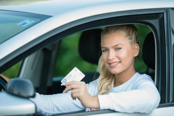 Escuela Conducción Atractiva Joven Mujer Orgullosamente Mostrando Licencia Conducir Sonriendo — Foto de Stock