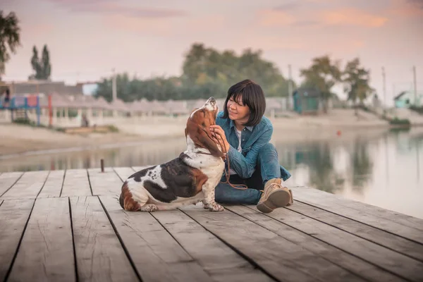 Ritratto Bella Giovane Donna Che Gioca Con Cane Vicino Fiume — Foto Stock