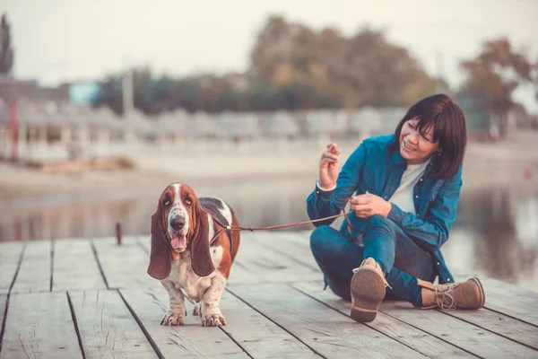 Ritratto Bella Giovane Donna Che Gioca Con Cane Vicino Fiume — Foto Stock