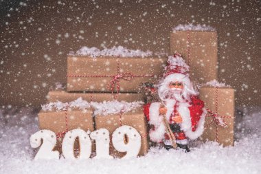 Noel Baba Noel süsleri ve hediyeleri içinde belgili tanımlık geçmiş. Mutlu Noeller ve mutlu yeni yıl 2019.