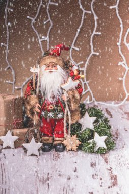 Zencefilli kurabiye ve Noel süslemeleri ile Noel Baba. Mutlu Noeller ve mutlu yeni yıl