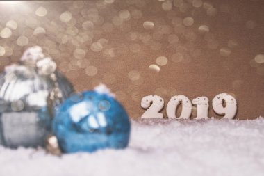 Mutlu Noeller ve mutlu yeni yıl 2019. Gümüş ve mavi Noel ışık arka plan bulanık kar topu. Geleneksel Noel süsleri.
