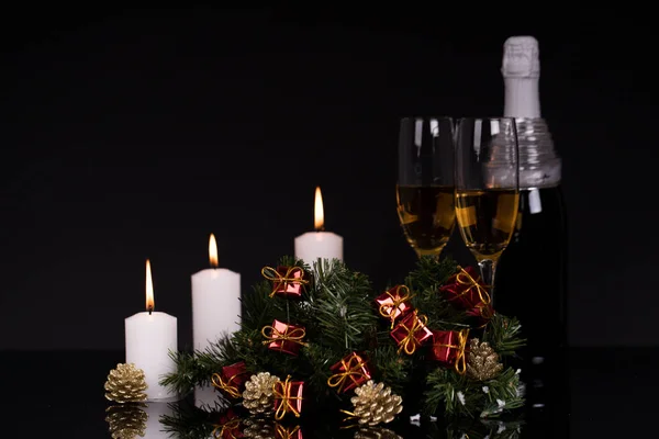 Dois Copos Vinho Com Champanhe Velas Enfeites Natal Fundo Preto — Fotografia de Stock