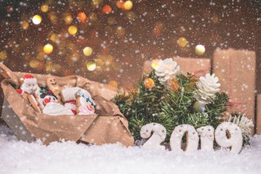 Noel gingerbread bir kutu içinde tatil hediye ve christmas dekorasyon kar ile ahşap arka plan üzerinde. Mutlu Noeller ve mutlu yeni yıl 2019.