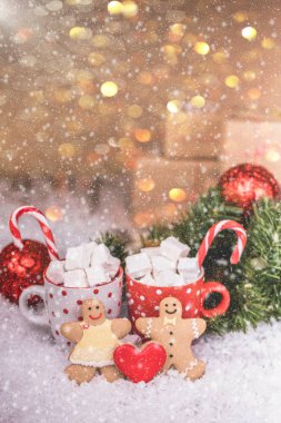 Noel gingerbread çift çerezleri ve sıcak çikolata şekerleme ve şeker ile. Mutlu Noeller ve mutlu yeni yıl