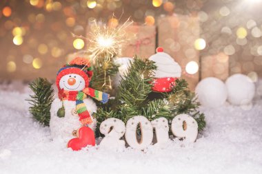 Zencefilli kurabiye ve Noel süslemeleri ile kardan adam. Mutlu Noeller ve mutlu yeni yıl 2019.