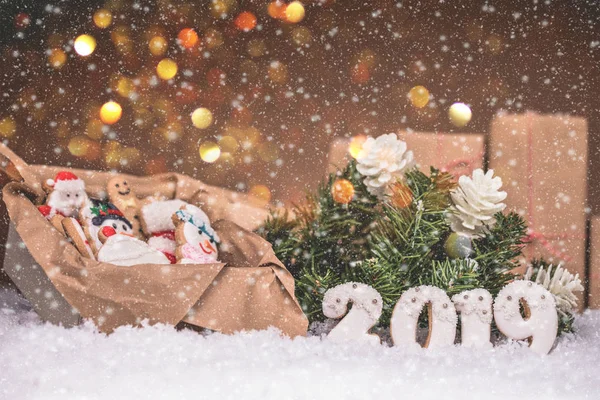 Noel gingerbread bir kutu içinde tatil hediye ve christmas dekorasyon kar ile ahşap arka plan üzerinde. Mutlu Noeller ve mutlu yeni yıl 2019.